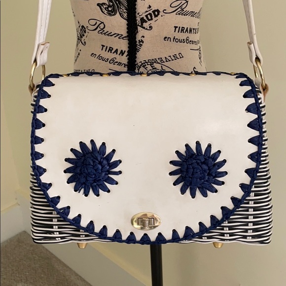Vintage 60s White and Navy Wicker Shoulder Bag - Picture 2 of 8